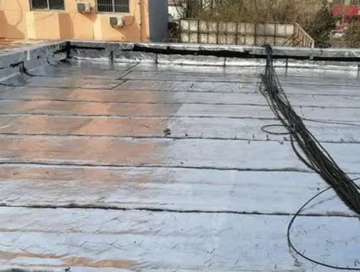 布尔津卫生间漏水维修公司分享下布尔津屋面楼顶防水刚性防水层施工要点。